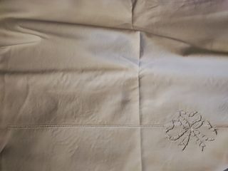 Lenzuolo matrimoniale sopra antico ricamato a mano