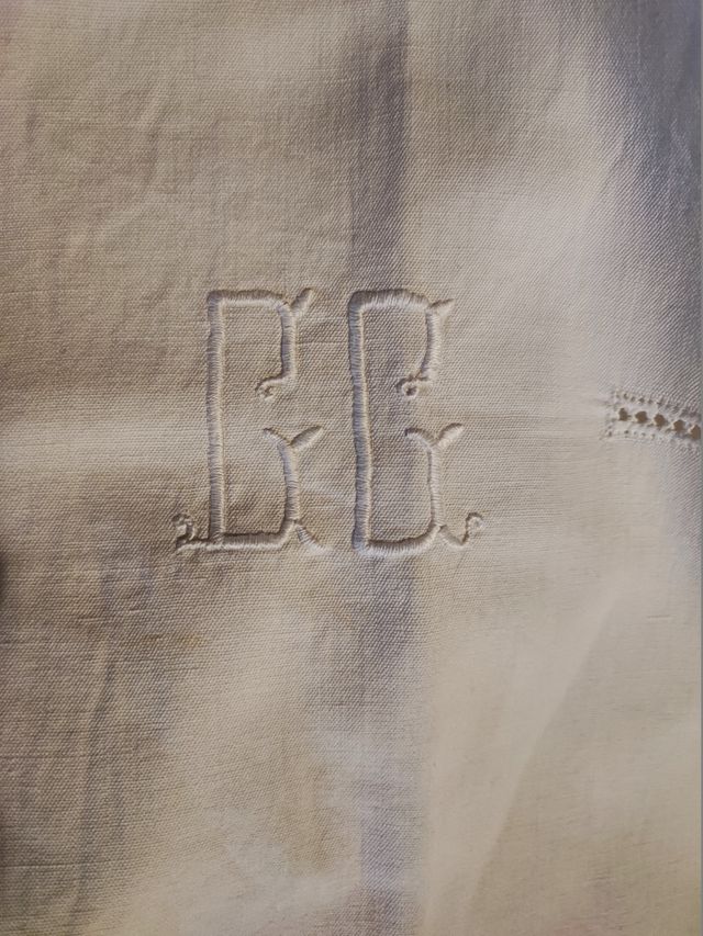 Lenzuolo matrimoniale sopra antico ricamato a mano