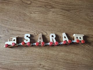 Trenino di lettere in legno a formare nome SARA