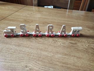 Trenino di lettere in legno a formare nome SARA