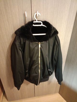 Chaquetón negro de pelo reversible 