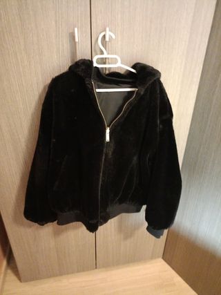 Chaquetón negro de pelo reversible 