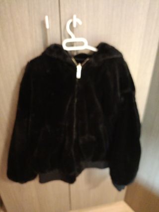 Chaquetón negro de pelo reversible 