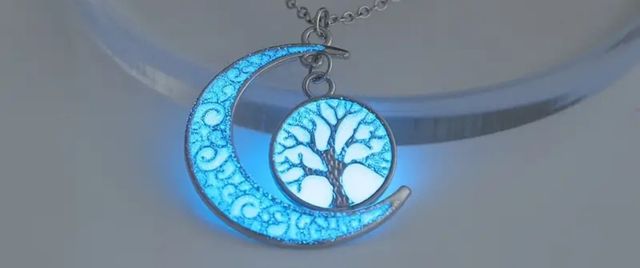 Collar con colgante luminoso