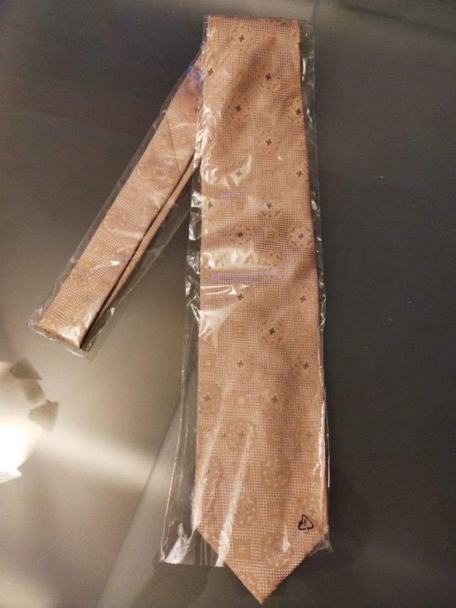 Cravatta nuova in seta