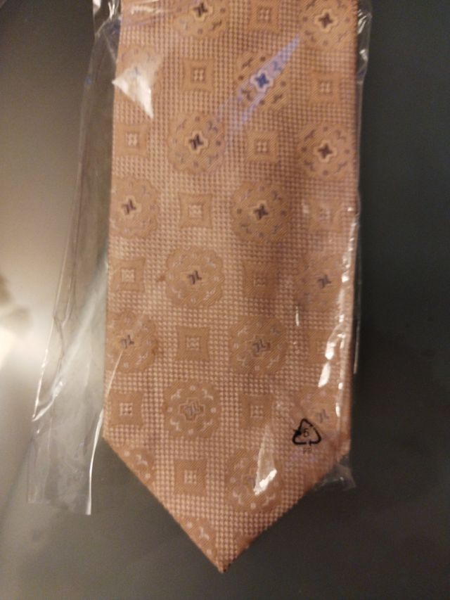Cravatta nuova in seta