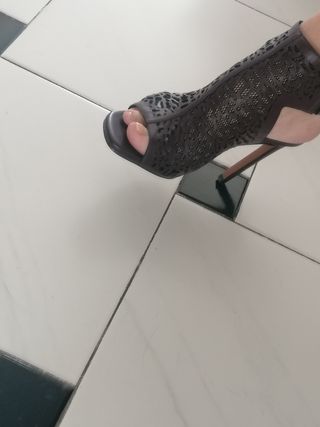 Botines abiertos troquelados