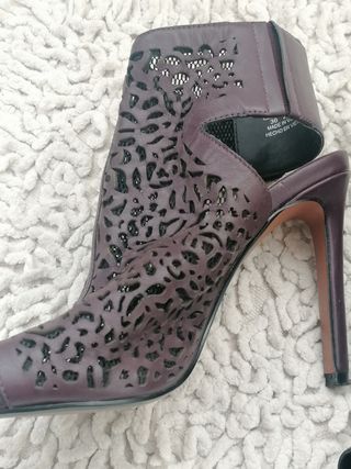 Botines abiertos troquelados