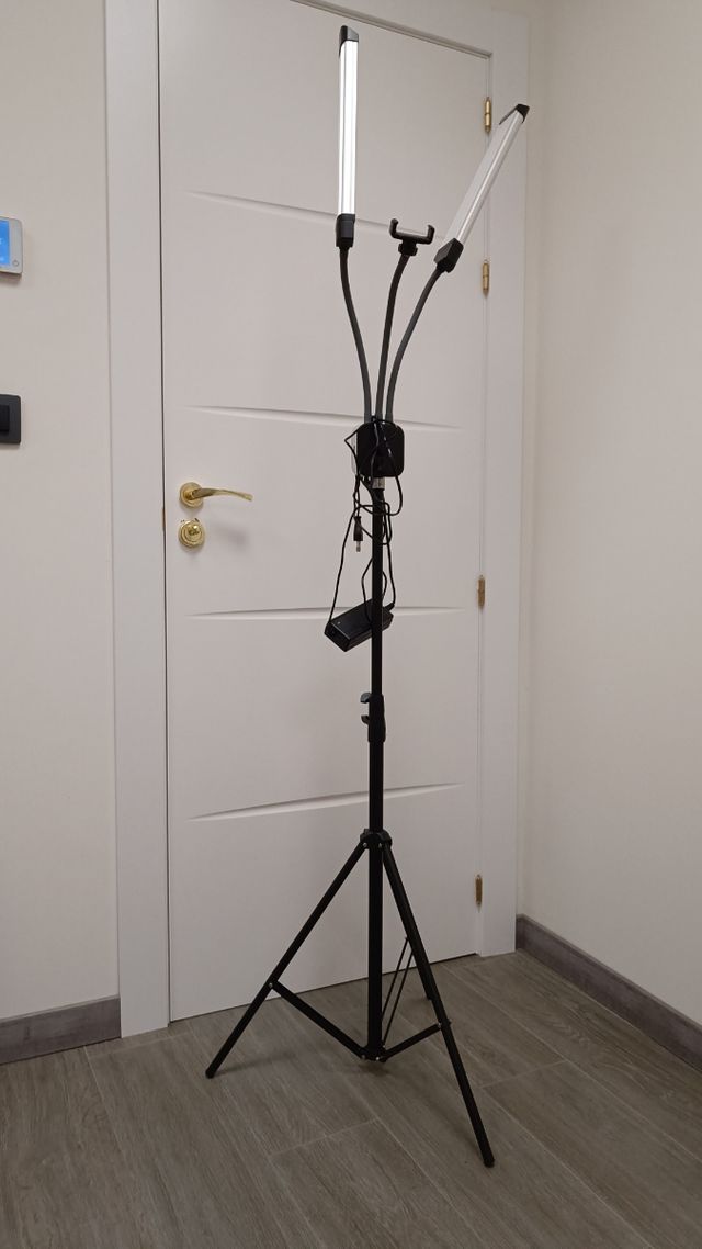 Pie con luz para cámara o teléfono