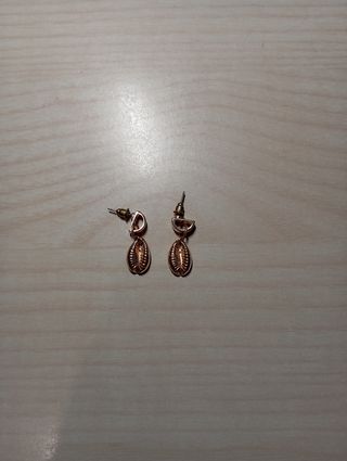 Pendientes de concha dorada