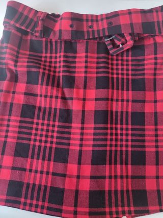 Falda pantalón cuadros          Stradivarius 