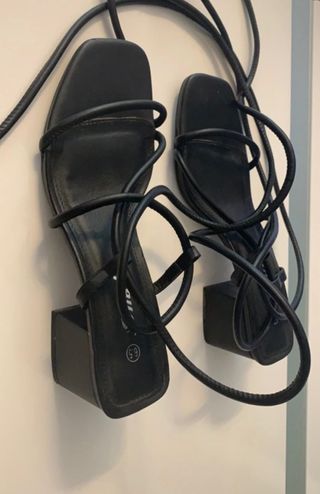 Zapatos tacón mujer con cuerdas pierna