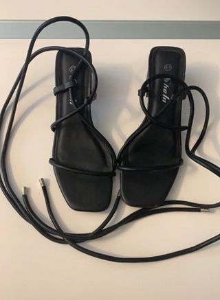 Zapatos tacón mujer con cuerdas pierna
