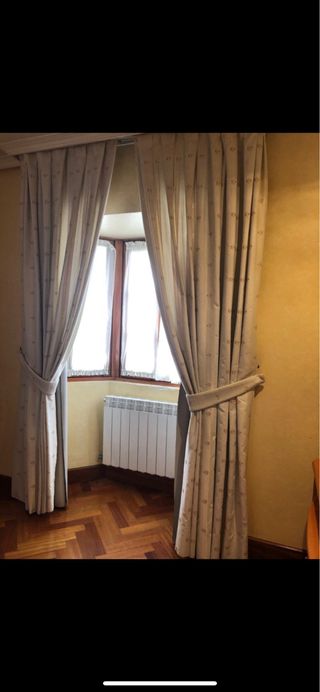 2 Cortinas con fondo gris y pequeñas flores