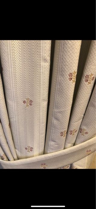 2 Cortinas con fondo gris y pequeñas flores