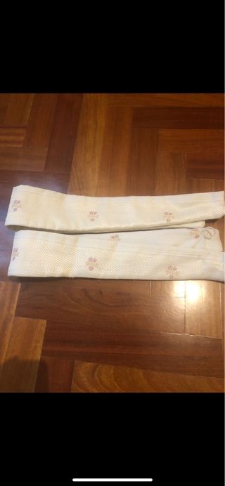 2 Cortinas con fondo gris y pequeñas flores