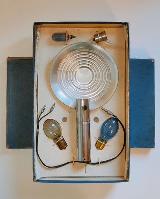 Flash con accesorios para cámara de fotos antigua