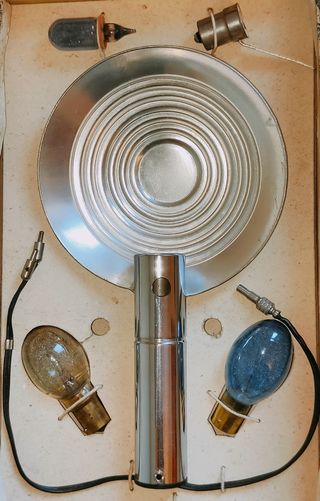 Flash con accesorios para cámara de fotos antigua