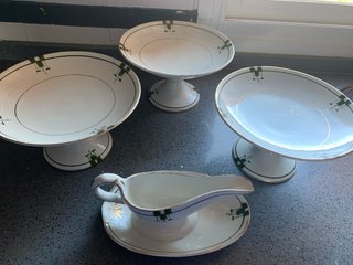 3 antiguo soporte tarta y una salsera.