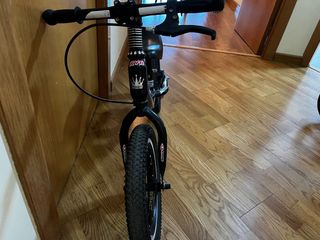 bicicleta de montaña sin pedales negra