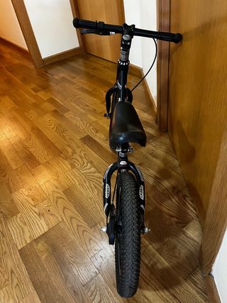 bicicleta de montaña sin pedales negra