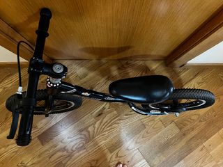 bicicleta de montaña sin pedales negra