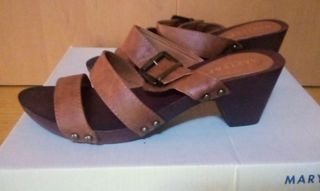 Sandalia tacón bajo destalonada