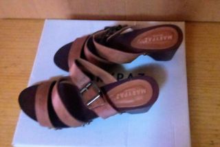 Sandalia tacón bajo destalonada