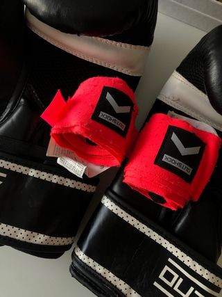 guantes de boxeo y cintas