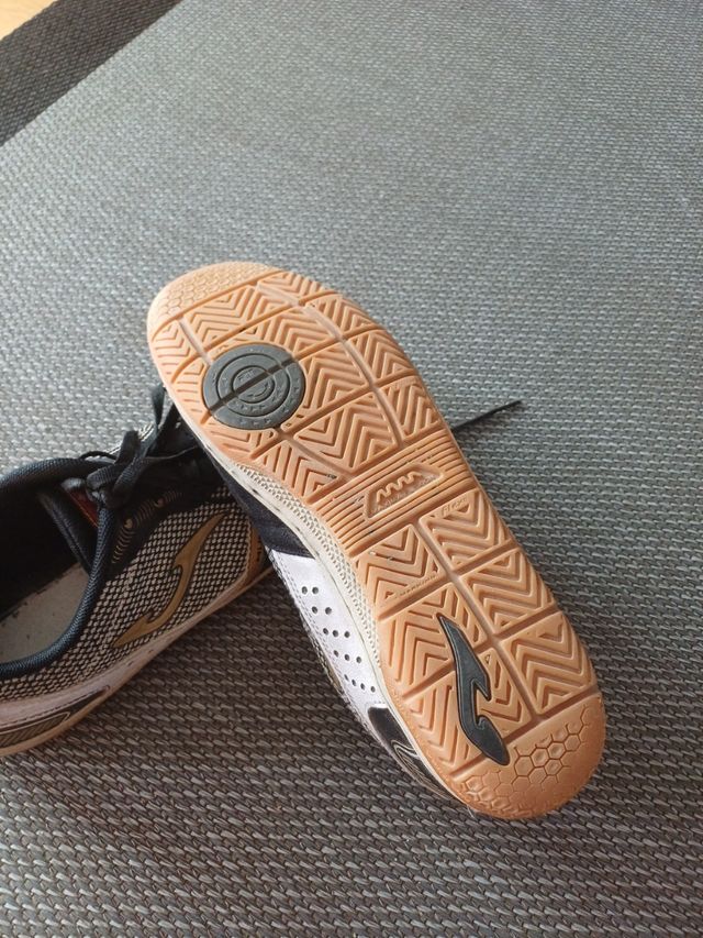 ZAPATILLAS FÚTBOL SALA. NÚMERO 45