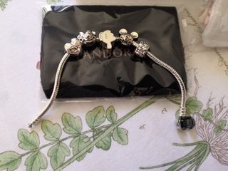 Pulsera Pandora con 5 charms y kit limpieza 