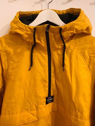 Chubasquero mostaza Pull&Bear 42