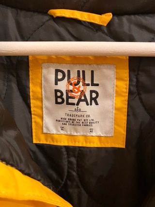 Chubasquero mostaza Pull&Bear 42