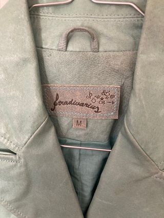 chaqueta de cuero verde claro