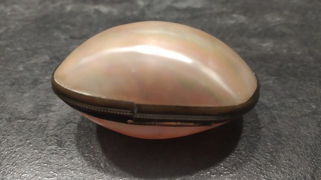 Caja  antigua de nácar natural. Para rosario. 