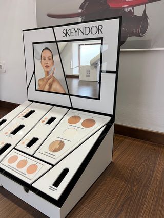 EXPOSITOR MAQUILLAJE SKEYNDOR