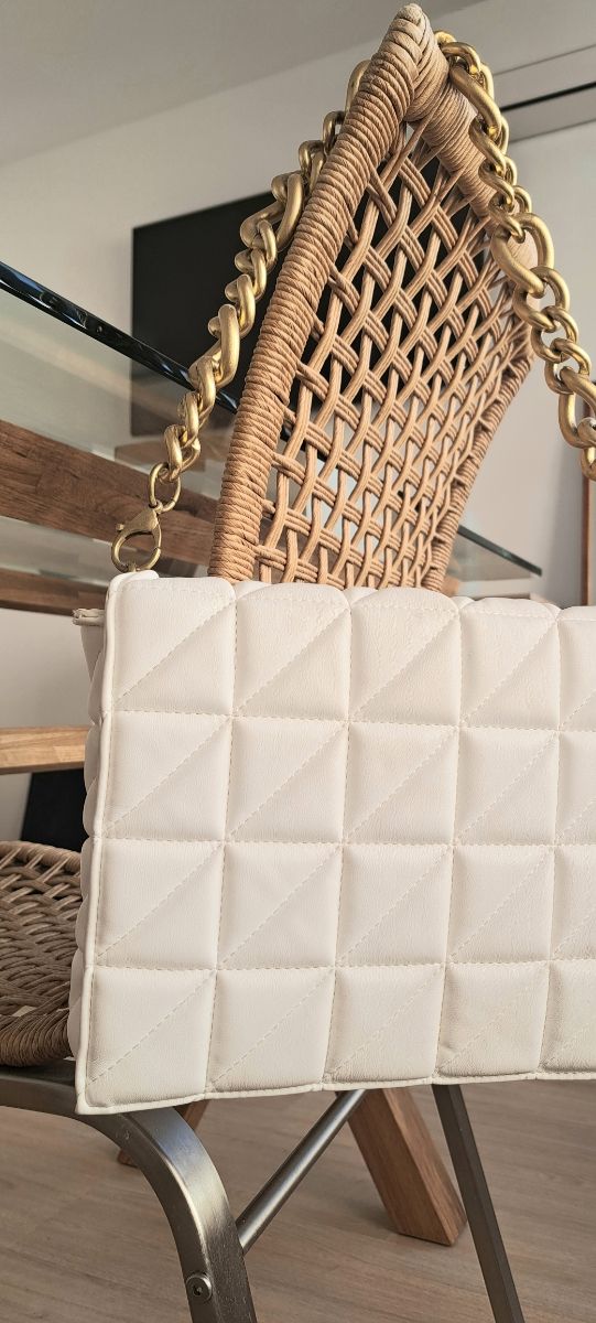 Bolso blanco con asa cadena dorada