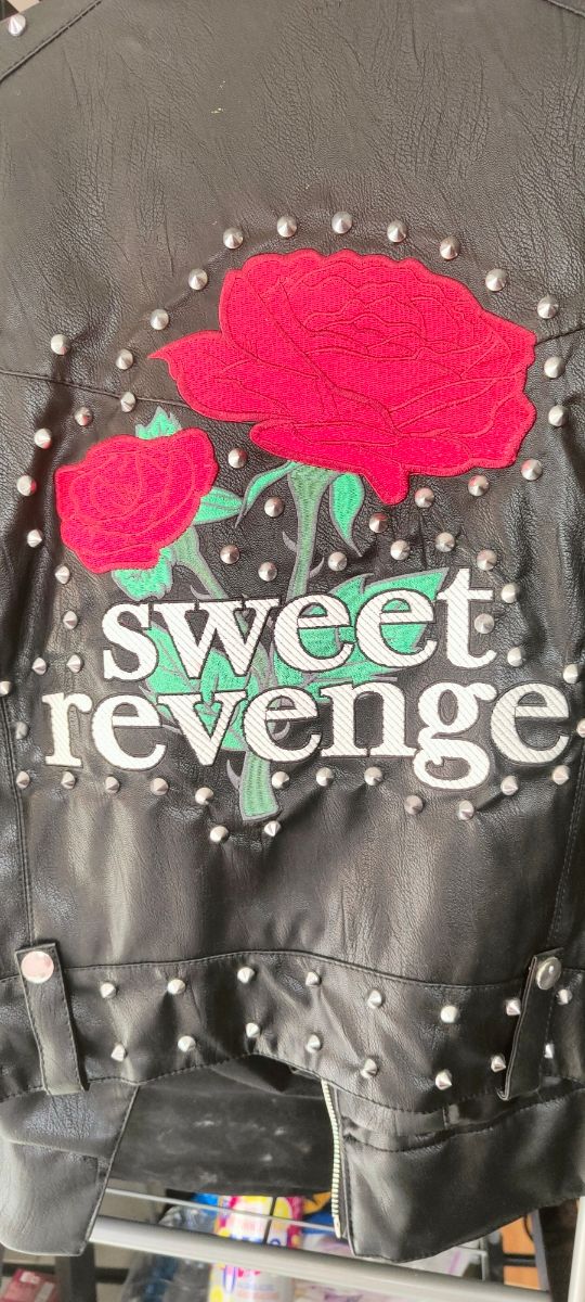 Chaqueta negra con tachés