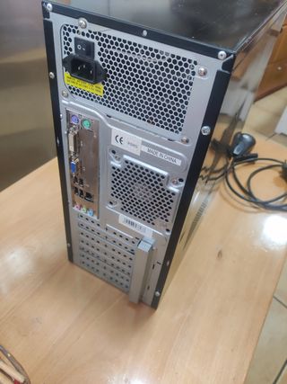 pc con monitor teclado y ratón