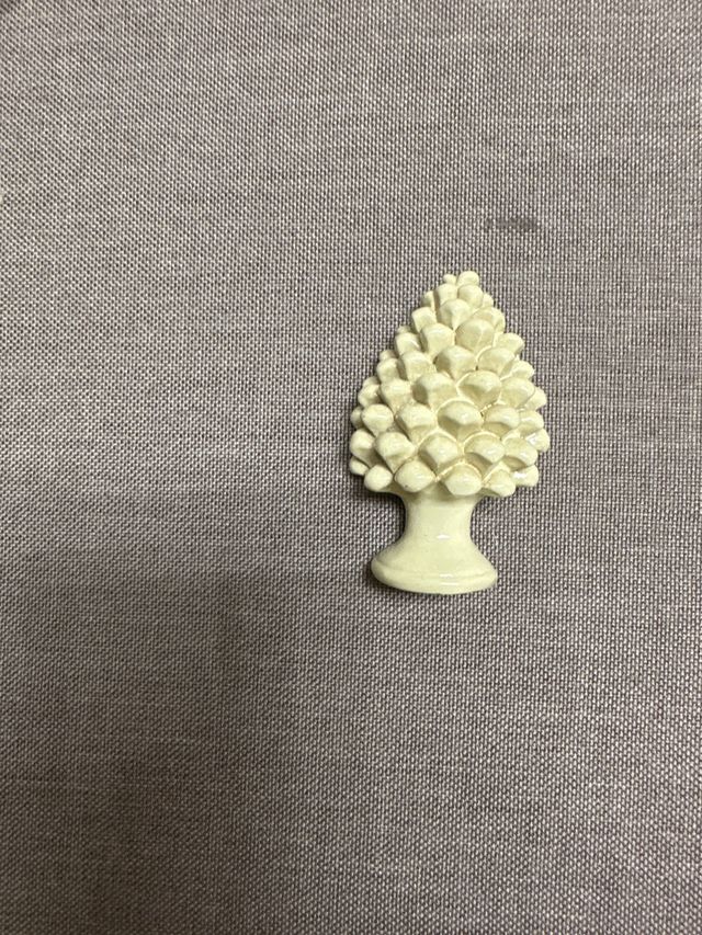 calamita a forma di pigna con sacchetto