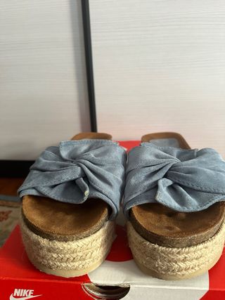 Sandalias azules de cuña