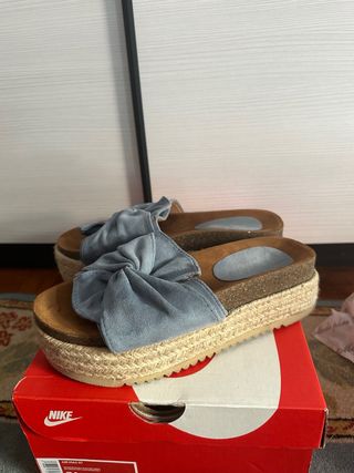 Sandalias azules de cuña