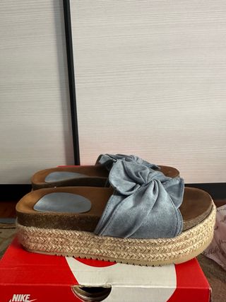 Sandalias azules de cuña