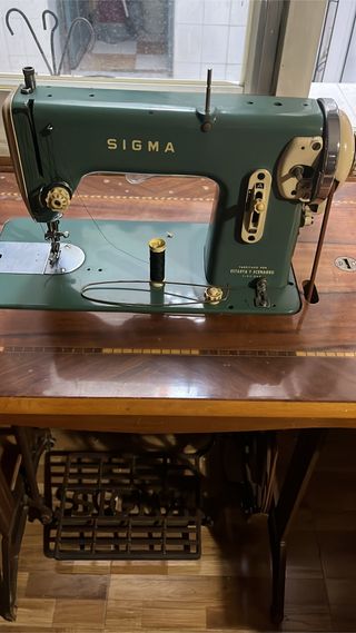 Maquina de coser y mueble