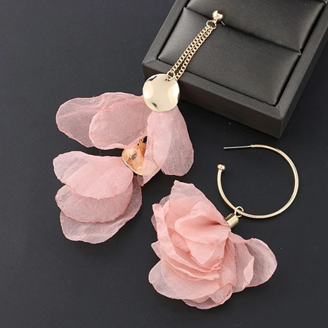 Orecchini floreali con perle e petali