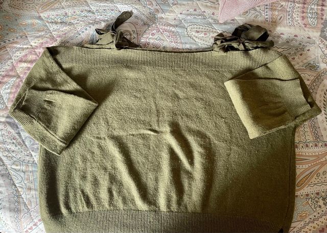 Jersey con lazo en el hombro y cuello barco.