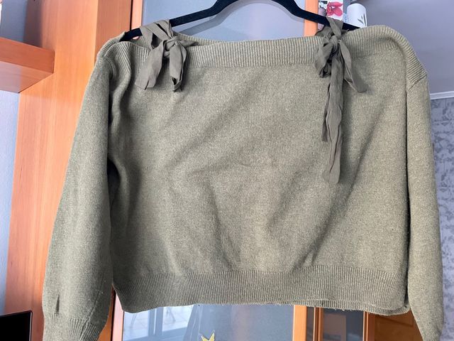 Jersey con lazo en el hombro y cuello barco.