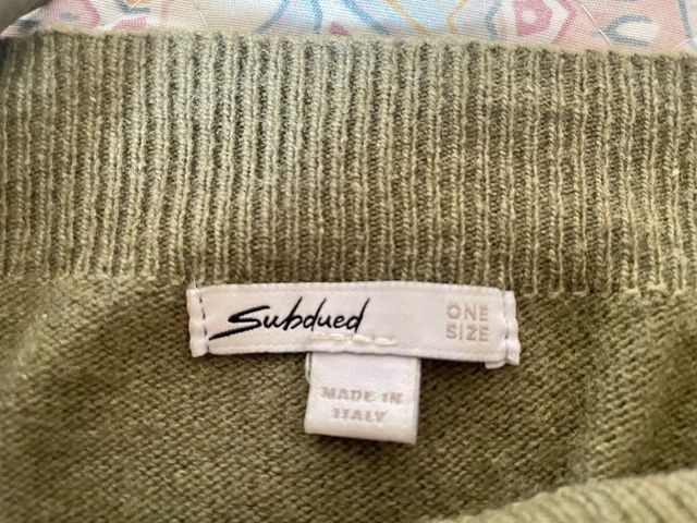 Jersey con lazo en el hombro y cuello barco.