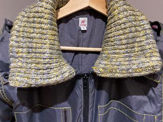 Abrigo plateado, de la marca Caster