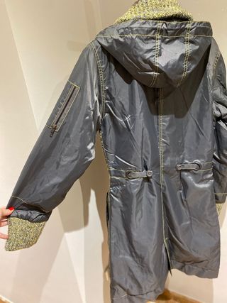 Abrigo plateado, de la marca Caster
